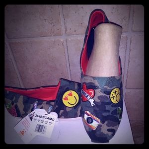 BOB'S SKECHERS Emojis Camo 8M NEW